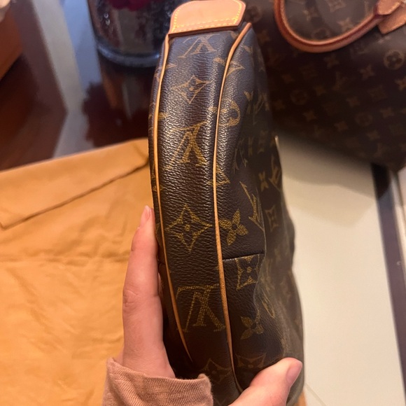 Authentic Louis Vuitton Croissant MM - Picture 8 of 11